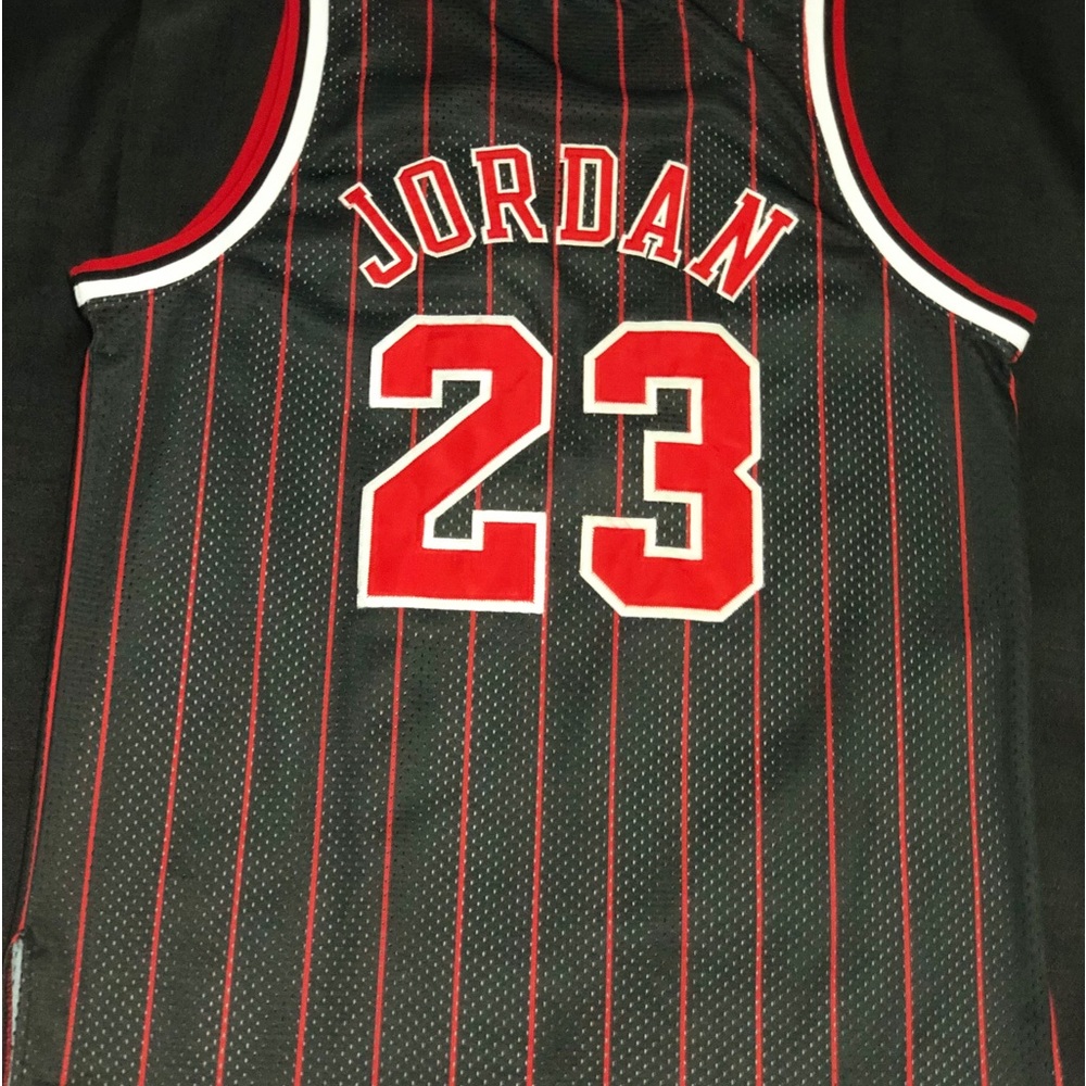 Michael Jordan Chicago Bulls Jersey - Picture 4 of 6